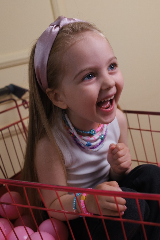 Ева улыбается и ждет свой день рождения